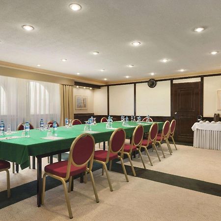 Ramada By Wyndham Bahrain Hotell Manama Exteriör bild