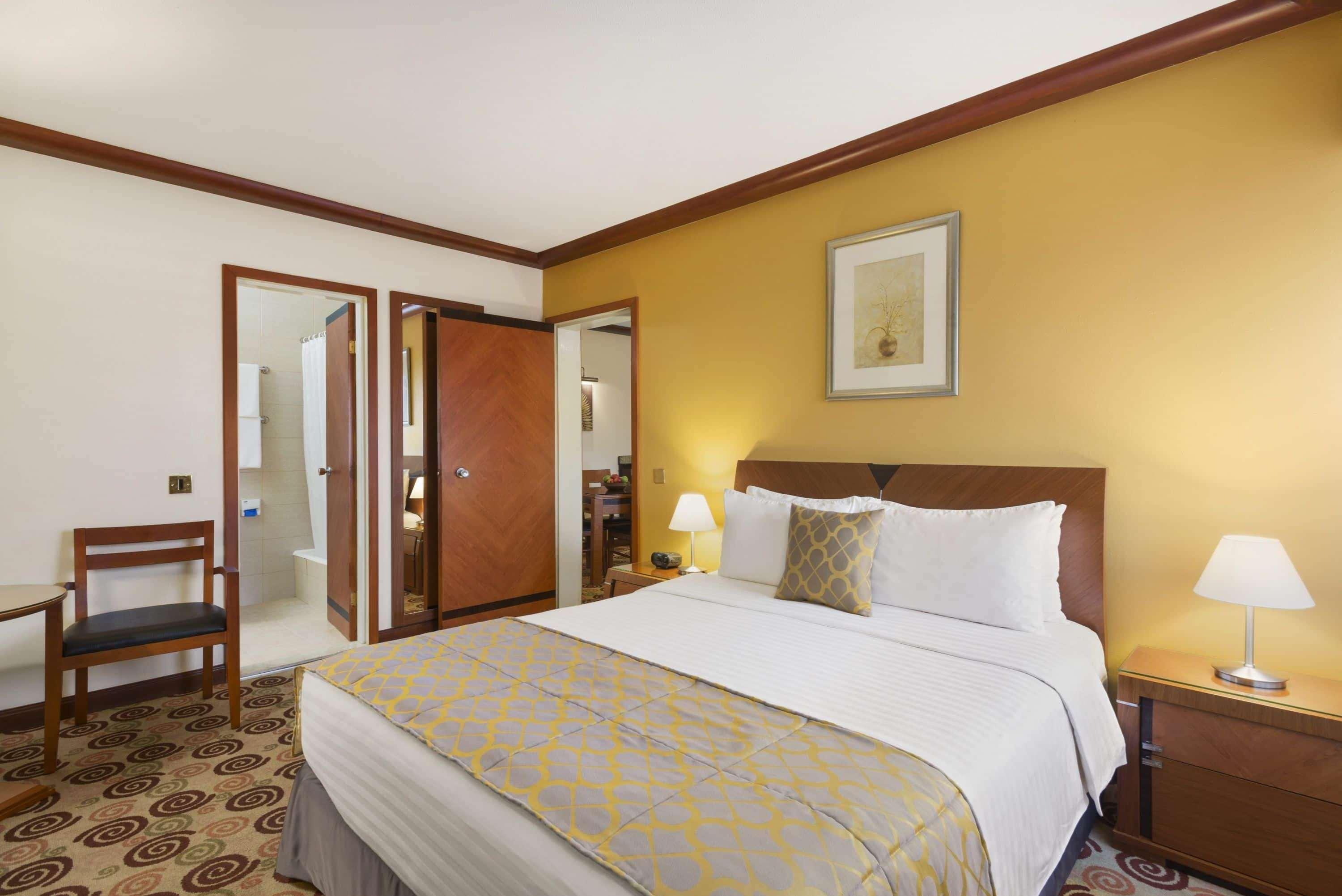 Ramada By Wyndham Bahrain Hotell Manama Exteriör bild