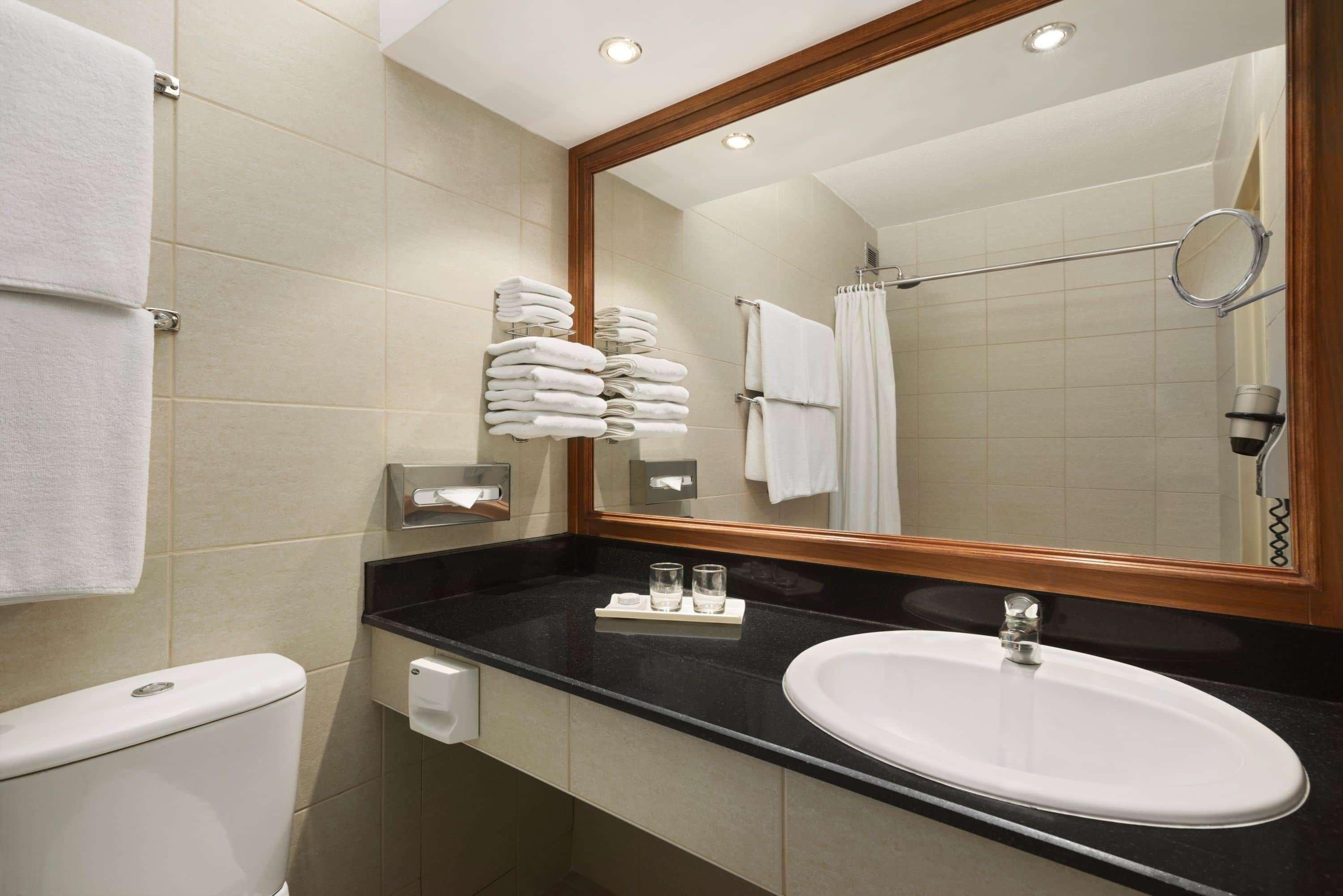 Ramada By Wyndham Bahrain Hotell Manama Exteriör bild