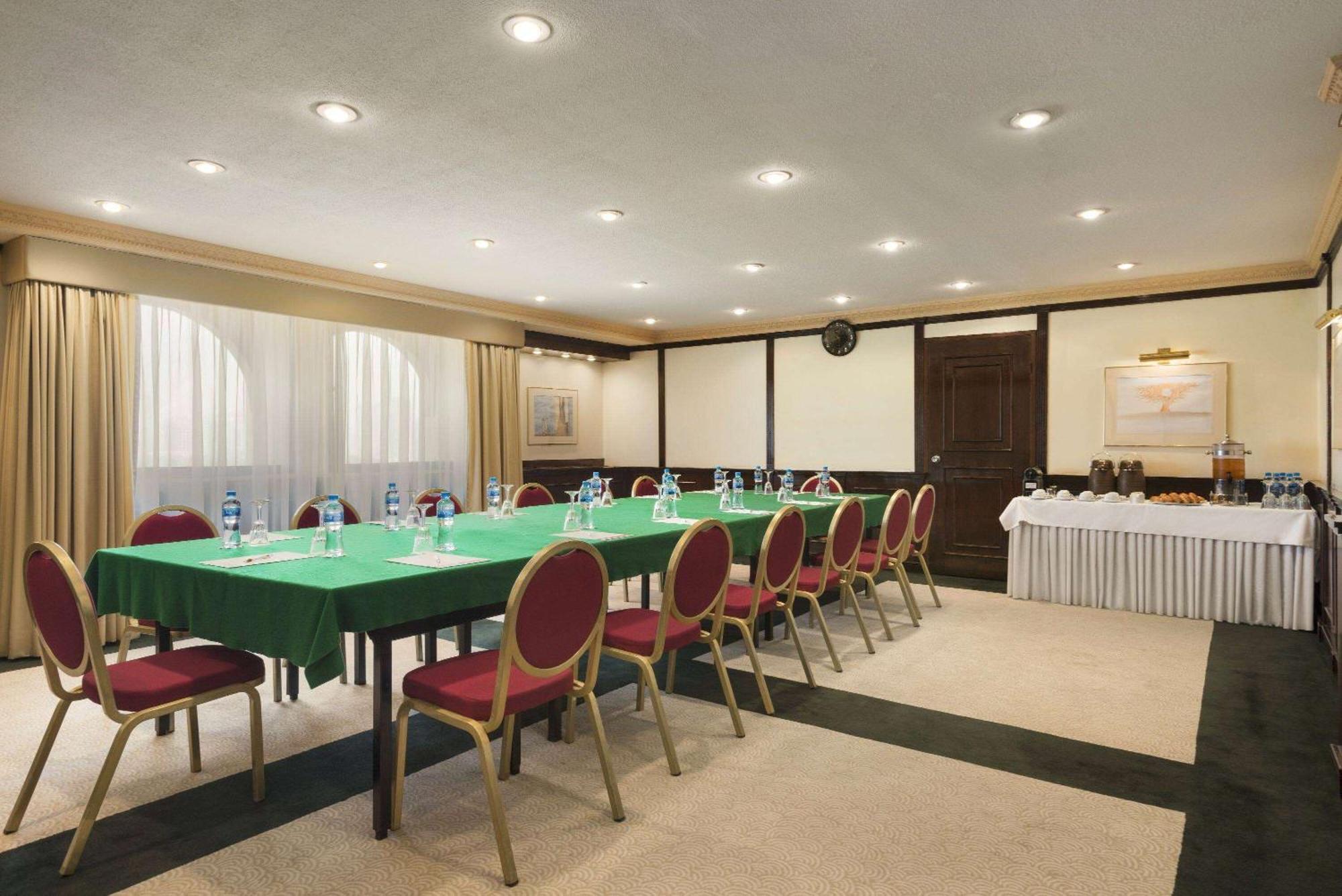 Ramada By Wyndham Bahrain Hotell Manama Exteriör bild