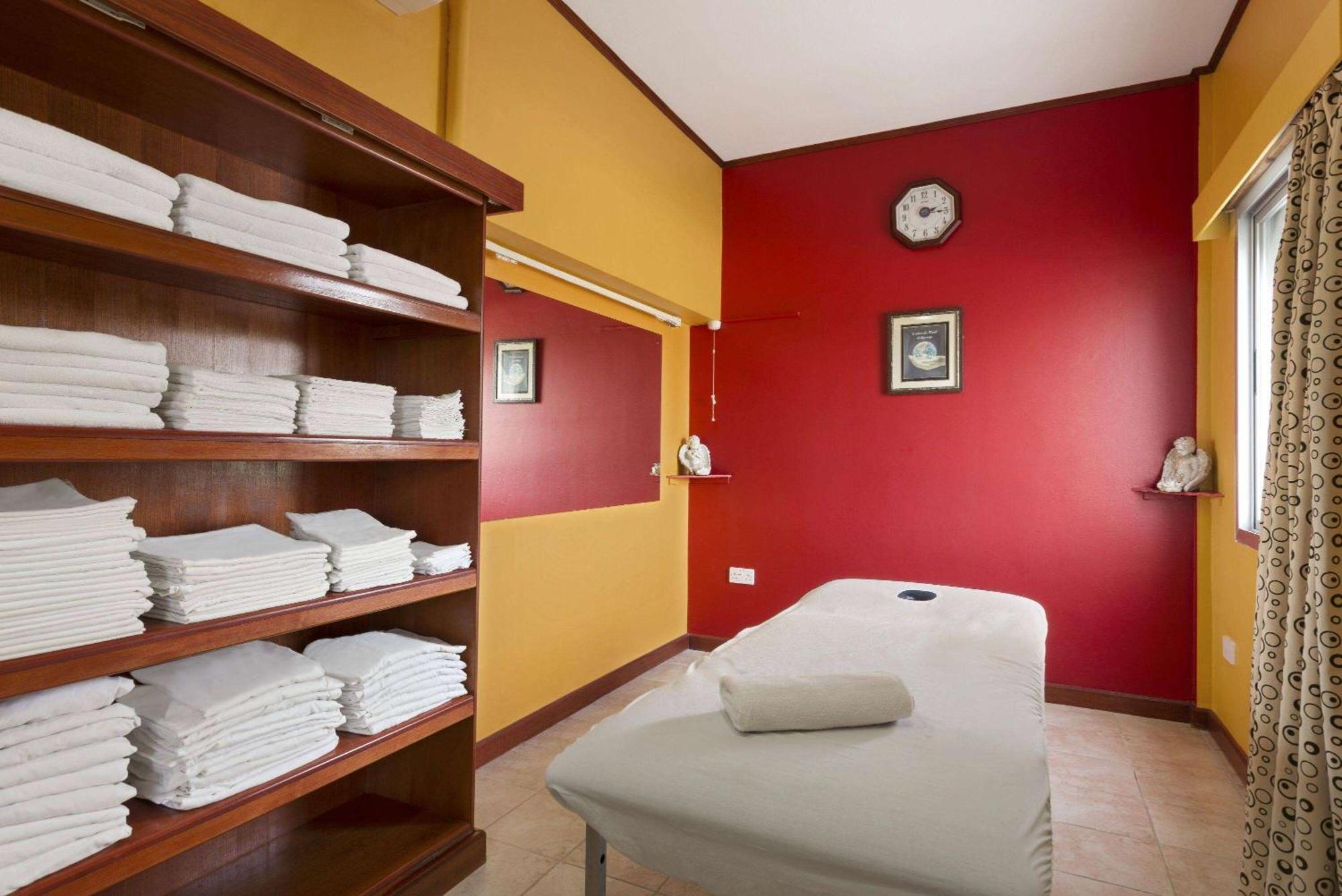 Ramada By Wyndham Bahrain Hotell Manama Exteriör bild