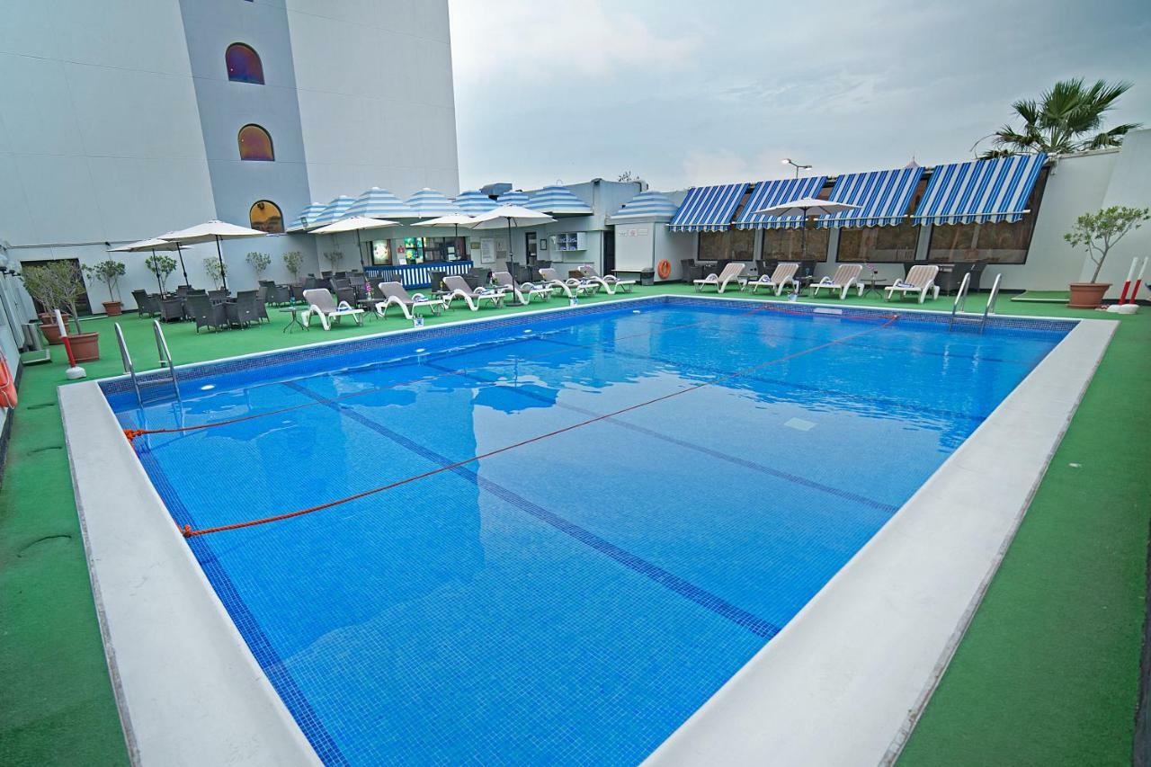 Ramada By Wyndham Bahrain Hotell Manama Exteriör bild