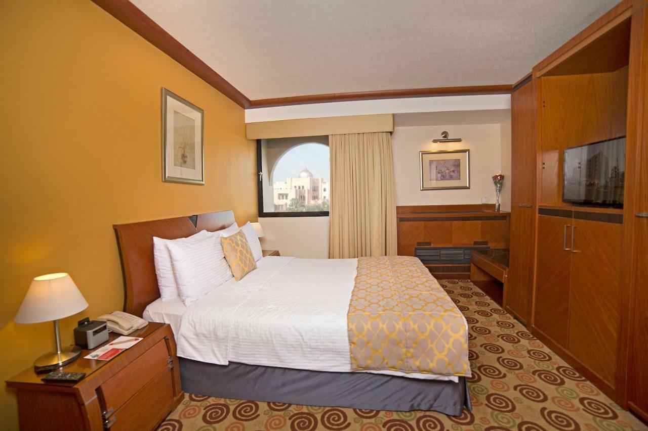 Ramada By Wyndham Bahrain Hotell Manama Exteriör bild