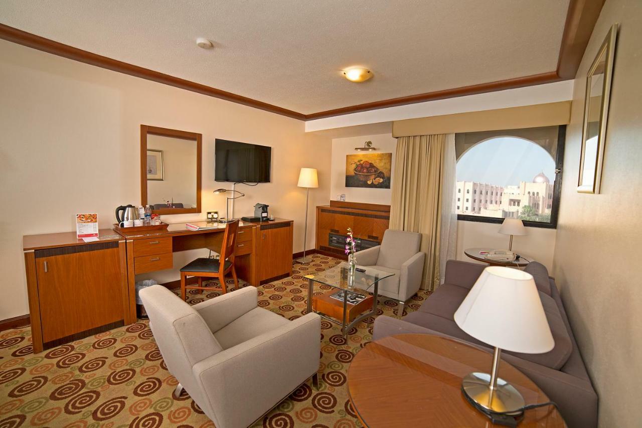 Ramada By Wyndham Bahrain Hotell Manama Exteriör bild