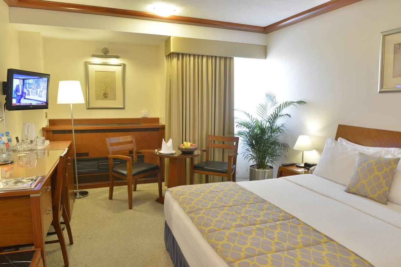 Ramada By Wyndham Bahrain Hotell Manama Exteriör bild
