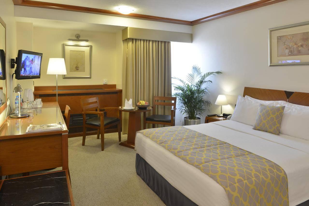 Ramada By Wyndham Bahrain Hotell Manama Exteriör bild
